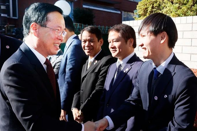 Vo Van Thuong se encuentra con el personal de la Embajada de Hanói en Tokio. Vo Van Thuong se encuentra con el personal de la Embajada de Hanói en Tokio.