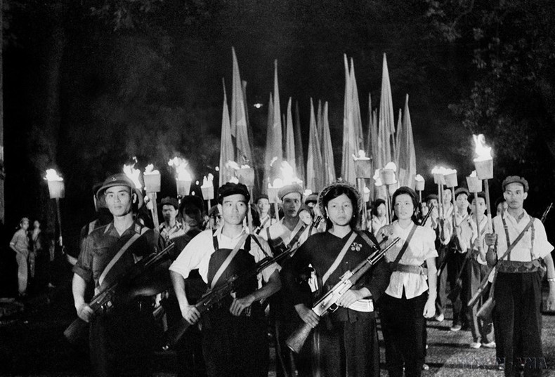 En mayo de 1964, el movimiento "Tres Disposiciones" se lanzó entre los jóvenes de la capital, luego se extendió por todo el Norte, haciendo una importante contribución a la victoria de la lucha de resistencia contra los Estados Unidos para la salvación nacional. En mayo de 1964, el movimiento "Tres Disposiciones" se lanzó entre los jóvenes de la capital, luego se extendió por todo el Norte, haciendo una importante contribución a la victoria de la lucha de resistencia contra los Estados Unidos para la salvación nacional.