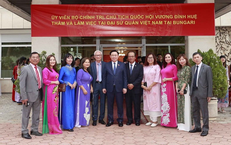 El presidente del Parlamento vietnamita Vuong Dinh Hue en el encuentro con la comunidad vietnamita en Bulgaria. (Fotografía: VNA)