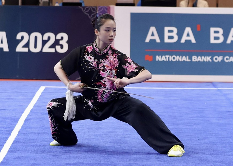 La atleta vietnamita de wushu Duong Thuy Vi se llevó una medalla de oro en los SEA Games 32.
