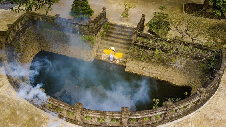 En el campus de la pagoda de Thien Ton, la reliquia histórica y cultural de la antigua capital imperial de Hoa Lu, en la provincia norteña de Ninh Binh. En el campus de la pagoda de Thien Ton, la reliquia histórica y cultural de la antigua capital imperial de Hoa Lu, en la provincia norteña de Ninh Binh.