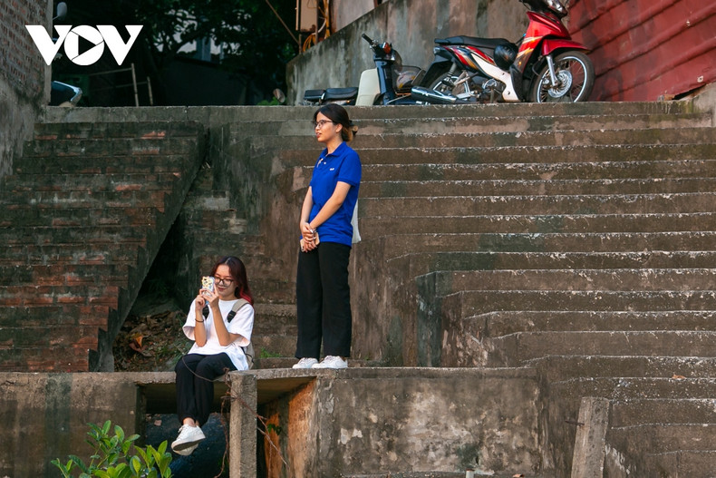 Desde que conocieron este lugar a través de las redes sociales, esta es la segunda vez que las amigas Thuc Anh y Kim Ngan visitan el muelle. Desde que conocieron este lugar a través de las redes sociales, esta es la segunda vez que las amigas Thuc Anh y Kim Ngan visitan el muelle.