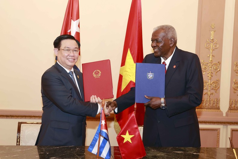 Los dos presidentes parlamentarios se entregan los documentos firmados. Los dos presidentes parlamentarios se entregan los documentos firmados.