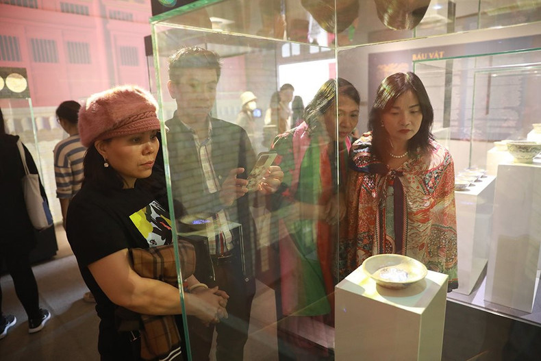 Los visitantes admiran las reliquias en la antigua ciudadela. Los visitantes admiran las reliquias en la antigua ciudadela.