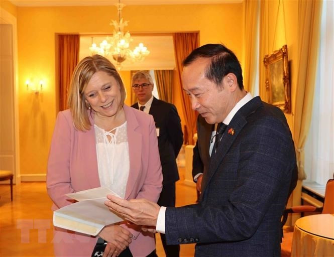 La presidenta de la Cámara de Representantes de Bélgica, Éliane Tillieux, y embajador de Vietnam en el país, Nguyen Van Thao. (Fotografía: VNA)