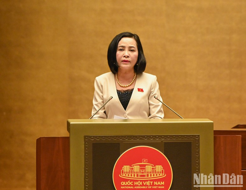 La jefa de la Comisión de Asuntos de Diputados Nguyen Thi Thanh presenta un informe sobre las actividades de las delegaciones legislativas en 2023 y las orientaciones para 2024.