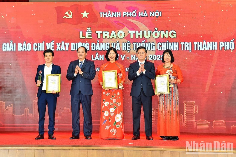 El jefe de la Comisión de Comunicación y Educación del Comité partidista capitalino Nguyen Doan Toan, y el vicepresidente del Comité Popular de Hanói, Ha Minh Hai, distinguen a las obras temáticas. El jefe de la Comisión de Comunicación y Educación del Comité partidista capitalino Nguyen Doan Toan, y el vicepresidente del Comité Popular de Hanói, Ha Minh Hai, distinguen a las obras temáticas.