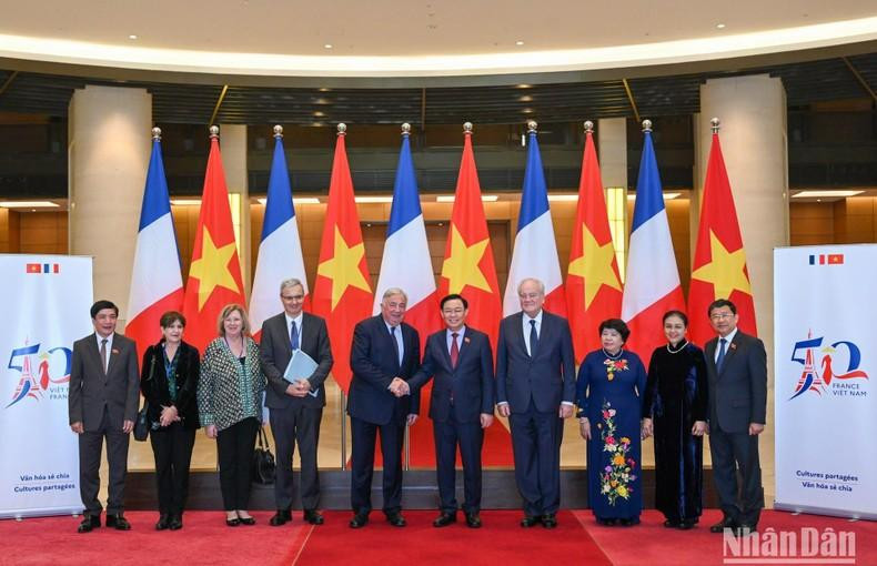 Los delegados toman foto conmemorativa tras la ceremonia. Los delegados toman foto conmemorativa tras la ceremonia.