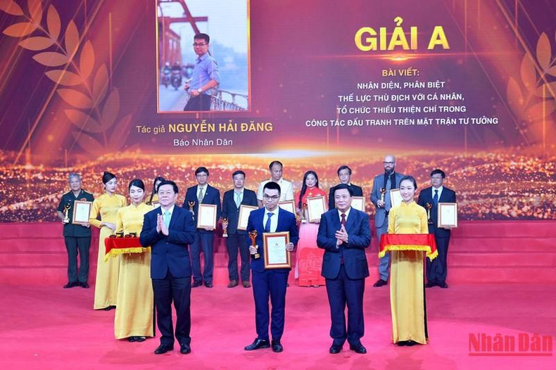 Nguyen Xuan Thang y Nguyen Trong Nghia otorgan el premio A para el autor Nguyen Hai Dang del periódico Nhan Dan. Nguyen Xuan Thang y Nguyen Trong Nghia otorgan el premio A para el autor Nguyen Hai Dang del periódico Nhan Dan.