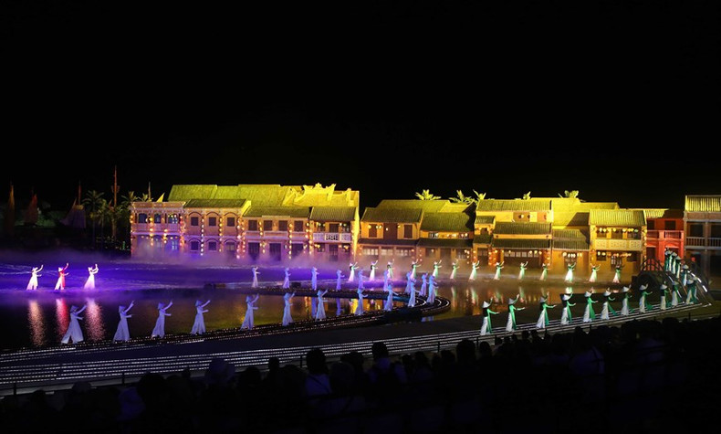 Los turistas disfrutan de espectáculos únicos en el complejo. Los turistas disfrutan de espectáculos únicos en el complejo.