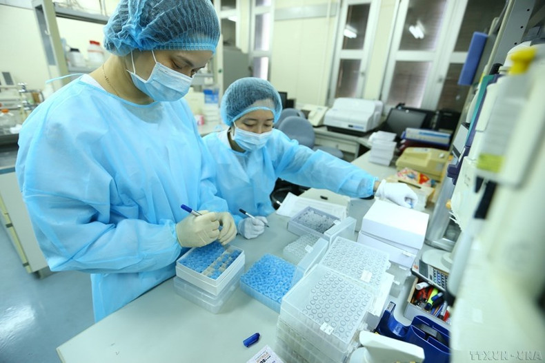 Un grupo de científicas del Instituto Nacional de Higiene y Epidemiología ha aislado con éxito la nueva cepa del virus corona (SARS-CoV-2), convirtiendo a Vietnam en uno de los primeros cuatro países que cumplen con éxito esa tarea. Un grupo de científicas del Instituto Nacional de Higiene y Epidemiología ha aislado con éxito la nueva cepa del virus corona (SARS-CoV-2), convirtiendo a Vietnam en uno de los primeros cuatro países que cumplen con éxito esa tarea.
