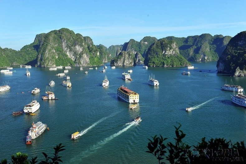 El 2 de diciembre de 2000, la Bahía de Ha Long fue reconocida por la Unesco como Patrimonio Natural Mundial por segunda vez, debido a su excepcional valor en geología y geomorfología.