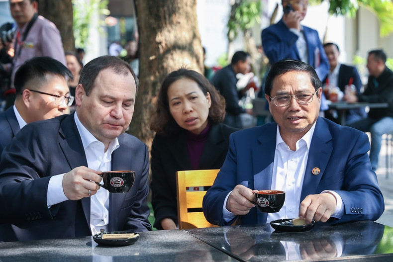 Los primeros ministros de Vietnam y Bielorrusia disfrutan del café vietnamita en la calle Dien Bien Phu. (Fotografía: VNA) Los primeros ministros de Vietnam y Bielorrusia disfrutan del café vietnamita en la calle Dien Bien Phu. (Fotografía: VNA)