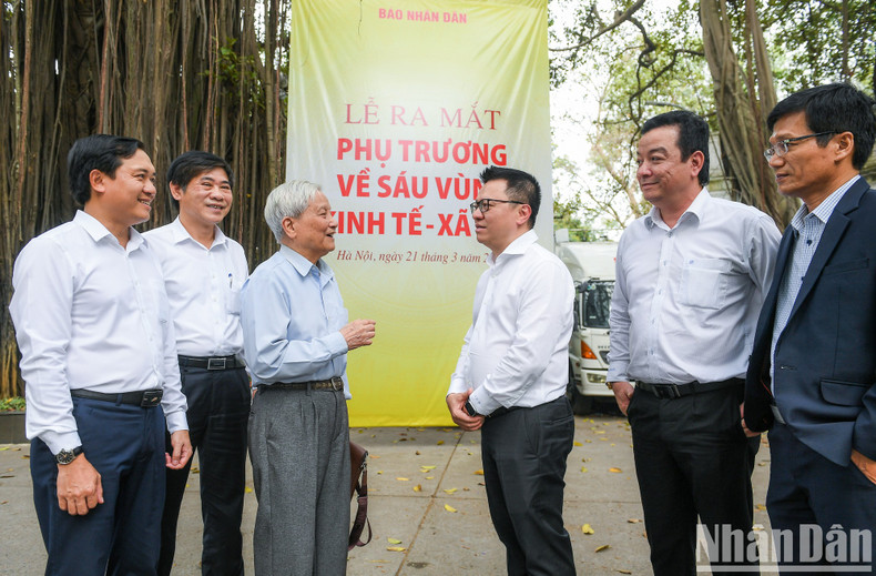 [Foto] Periódico Nhan Dan lanza subpágina sobre seis regiones socioeconómicas ảnh 8