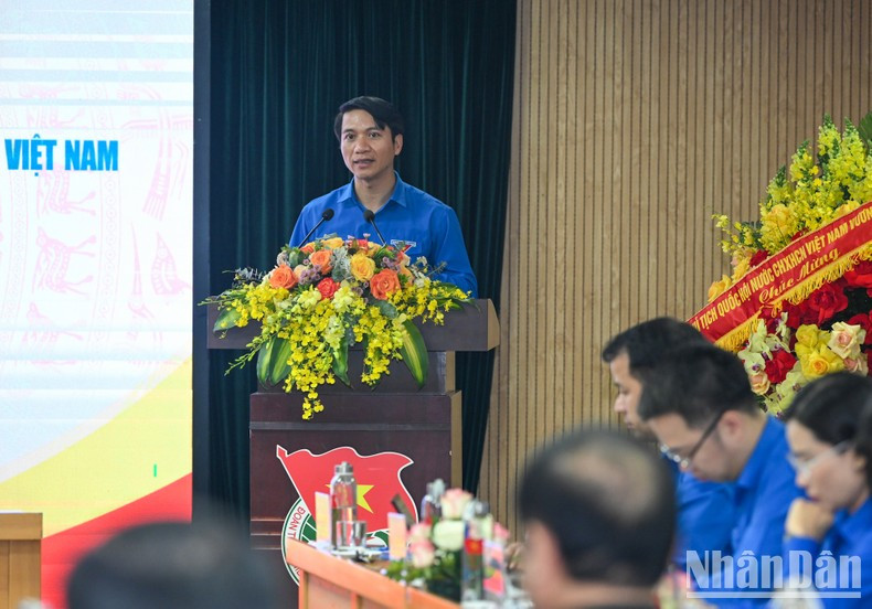 El secretario permanente de la UJCHCM Nguyen Ngoc Luong presenta un informe. El secretario permanente de la UJCHCM Nguyen Ngoc Luong presenta un informe.