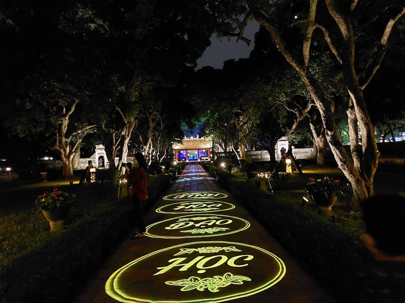 El espacio de reliquia del Templo de la Literatura brilla por la noche.