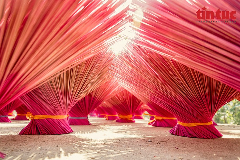 Con el fin de crear una fragancia hermosa, duradera y agradable, la población de Quang Phu Cau también mezcla más hierbas para producir paquetes de incienso de calidad.