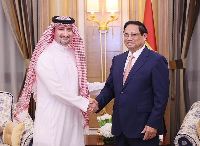 Pham Minh Chinh se reúne con el subdirector ejecutivo a cargo de inversión y carteras del grupo Ajlan&Bros Holding, doctor Ali Al Khatib.