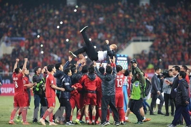 En ese momento, el entrenador satisfizo la sed de títulos a nivel del sudeste asiático después de 10 años de espera del público vietnamita, pues no ganaba la Copa AFF desde el 2008. En ese momento, el entrenador satisfizo la sed de títulos a nivel del sudeste asiático después de 10 años de espera del público vietnamita, pues no ganaba la Copa AFF desde el 2008.