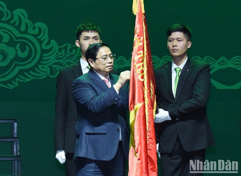 Pham Minh Chinh otorga el título Héroe Laboral a Vietcombank.