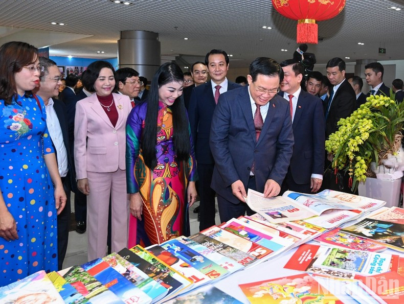 Vuong Dinh Hue y autoridades provinciales entregan regalos a los miembros partidistas destacados. Vuong Dinh Hue y autoridades provinciales entregan regalos a los miembros partidistas destacados.