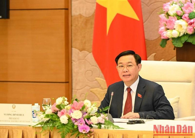 El presidente de la AN Vuong Dinh Hue interviene en el evento.