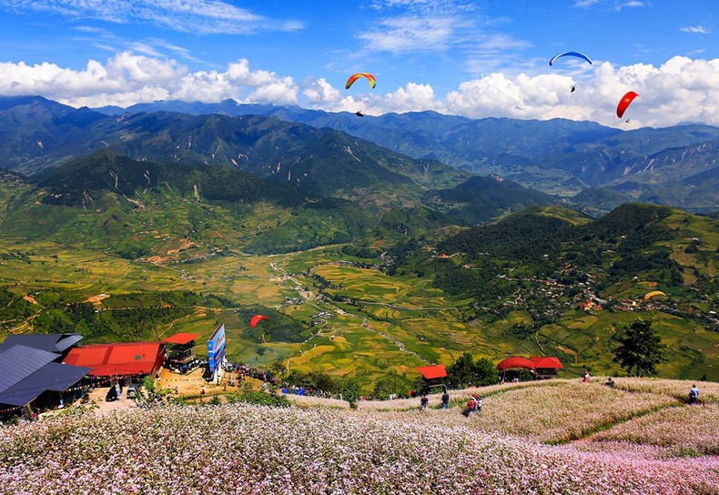 El Festival de Parapente en la cima del Paso de Khau Pha se inaugurará en el marco del evento turístico "Temporada de agua vertida" en 2022. El Festival de Parapente en la cima del Paso de Khau Pha se inaugurará en el marco del evento turístico "Temporada de agua vertida" en 2022.