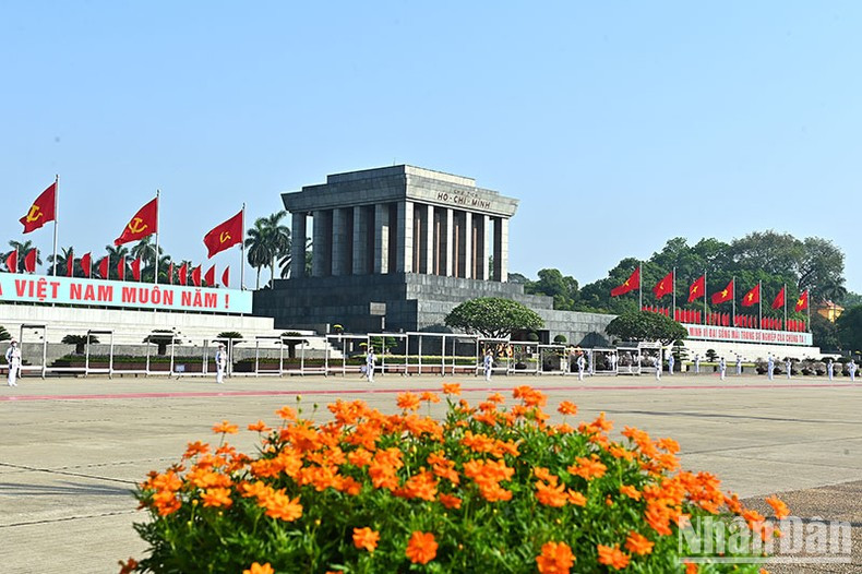 El Mausoleo del Presidente Ho Chi Minh. El Mausoleo del Presidente Ho Chi Minh.
