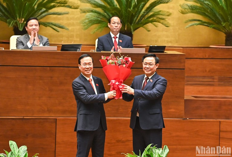 El titular de la Asamblea Nacional Vuong Dinh Hue felicita al nuevo presidente del país.