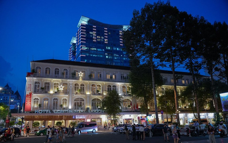 El primer destino del recorrido nocturno es el hotel Continental Saigón, que posee la arquitectura de estilo francés más antigua de Vietnam. El primer destino del recorrido nocturno es el hotel Continental Saigón, que posee la arquitectura de estilo francés más antigua de Vietnam.