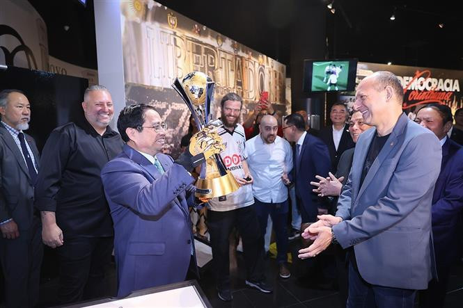 El primer ministro de Vietnam, Pham Minh Chinh, visita el Club de fútbol Corinthians Paulista. (Fotografía: VNA)