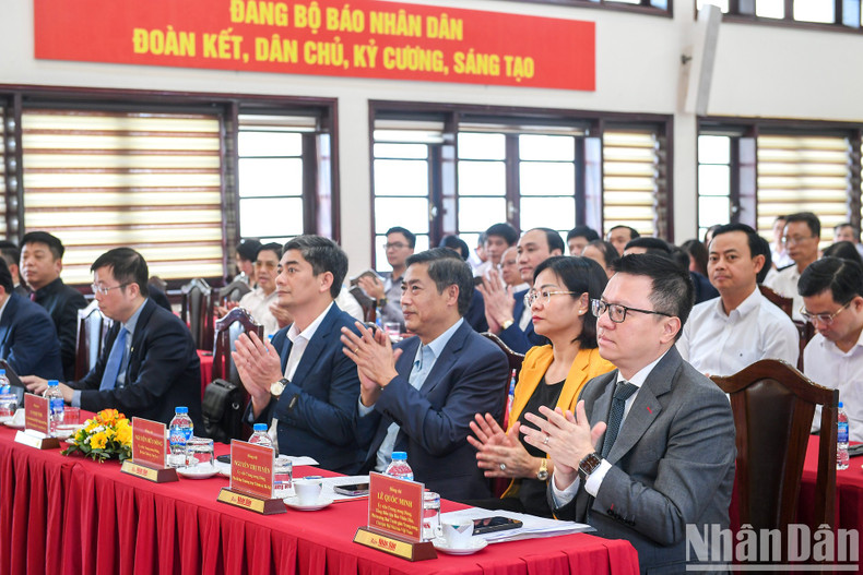 [Foto] Periódico Nhan Dan lanza subpágina sobre seis regiones socioeconómicas ảnh 2