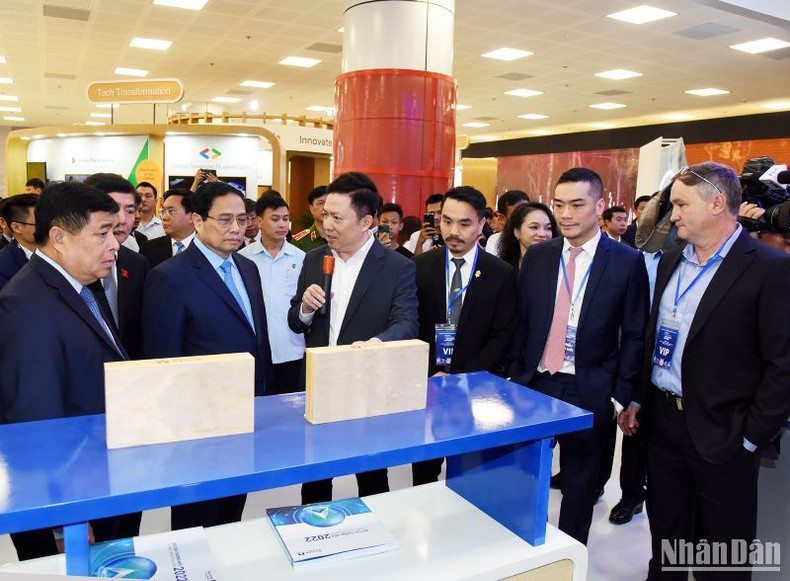 En los puestos de presentación de los productos innovadores.