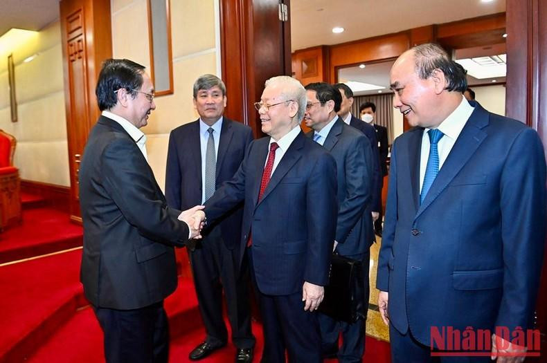 El secretario general y los delegados en el evento. El secretario general y los delegados en el evento.
