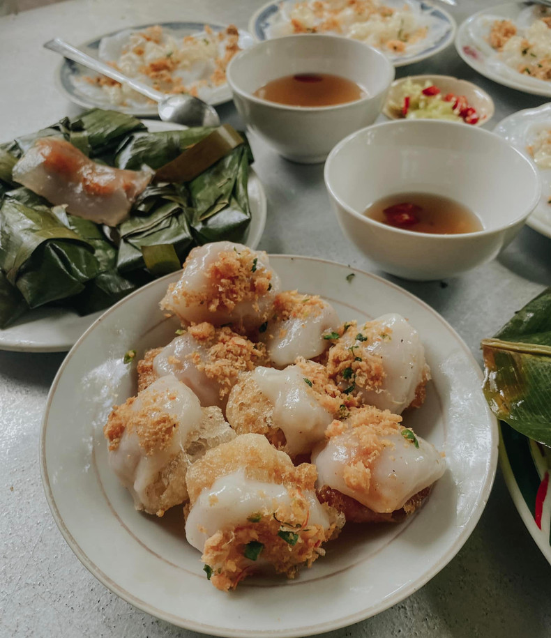 Banh Ram It, un tipo de pastel de arroz al vapor con relleno de camarón. Banh Ram It, un tipo de pastel de arroz al vapor con relleno de camarón.