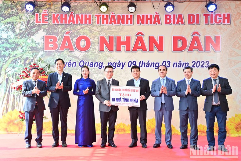 El periódico Nhan Dan entrega 10 casas de caridad a las familias con pocos recursos económicos en Tuyen Quang. El periódico Nhan Dan entrega 10 casas de caridad a las familias con pocos recursos económicos en Tuyen Quang.