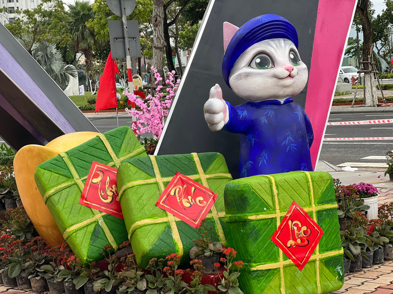 La mascota recomienda el pastel glutinoso tradicional de Vietnam para la Fiesta de Año Nuevo Lunar. La mascota recomienda el pastel glutinoso tradicional de Vietnam para la Fiesta de Año Nuevo Lunar.