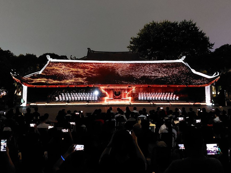 Presentación del espectáculo de mapeo en 3D en el patio Thai Hoc del Templo de la Literatura.