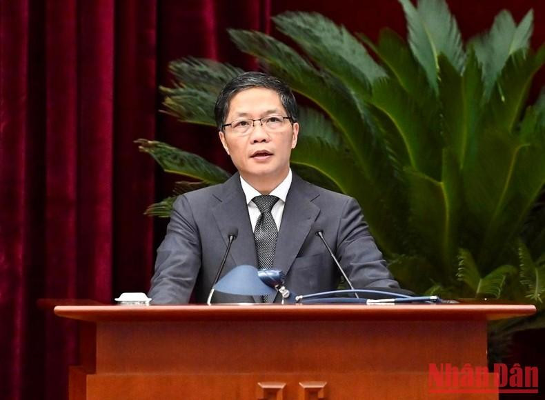 El miembro del Buró Político y jefe de la Comisión de Asuntos Económicos del Comité Central del Partido, Tran Tuan Anh, presenta un informe. El miembro del Buró Político y jefe de la Comisión de Asuntos Económicos del Comité Central del Partido, Tran Tuan Anh, presenta un informe.