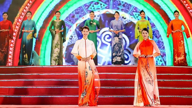 Los trajes de Ao Dai con estampadas florales de seda. Los trajes de Ao Dai con estampadas florales de seda.