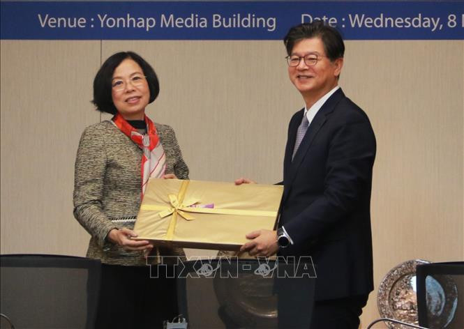 La directora general de la Agencia Vietnamita de Noticias, Vu Viet Trang, y el presidente de Yonhap, Seong Ghi-hong. (Fotografía: VNA) La directora general de la Agencia Vietnamita de Noticias, Vu Viet Trang, y el presidente de Yonhap, Seong Ghi-hong. (Fotografía: VNA)