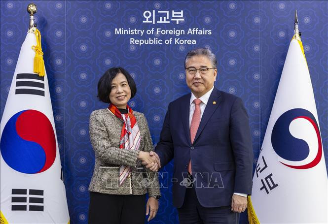 La directora general de la Agencia Vietnamita de Noticias, Vu Viet Trang, y el canciller de Corea del Sur, Park Jin. (Fotografía: VNA) La directora general de la Agencia Vietnamita de Noticias, Vu Viet Trang, y el canciller de Corea del Sur, Park Jin. (Fotografía: VNA)