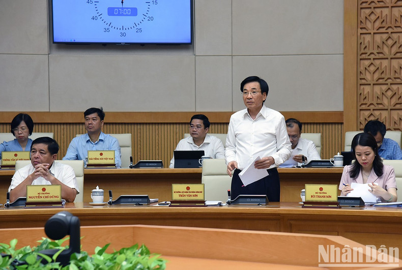 El ministro y jefe de la Oficina del Gobierno Tran Van Son interviene en el encuentro.