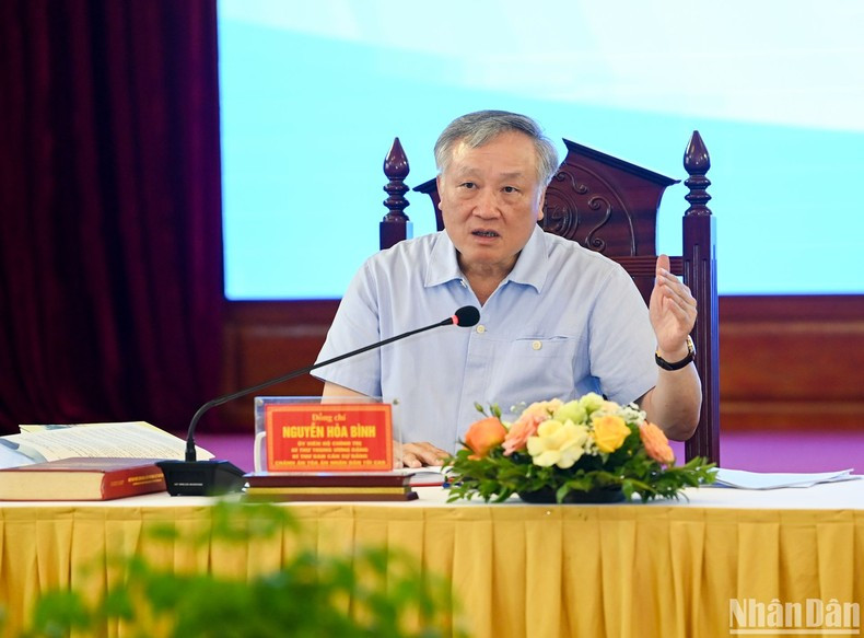 El presidente del Tribunal Popular Supremo, Nguyen Hoa Binh, aclara algunos asuntos relacionados. El presidente del Tribunal Popular Supremo, Nguyen Hoa Binh, aclara algunos asuntos relacionados.