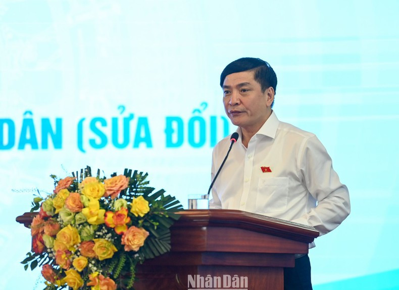 El secretario general de la Asamblea Nacional y jefe de la Oficina parlamentaria, Bui Van Cuong, interviene en la reunión. El secretario general de la Asamblea Nacional y jefe de la Oficina parlamentaria, Bui Van Cuong, interviene en la reunión.