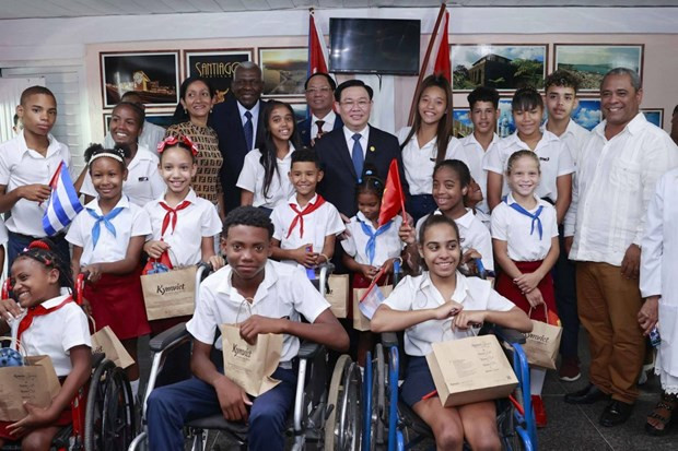 El presidente de la Asamblea Nacional de Vietnam, Vuong Dinh Hue, se toma foto de recuerdo con alumnos de la Escuela Especial Amistad Cuba-Vietnam, el 22 de abril de 2023. (Fotografía: VNA)