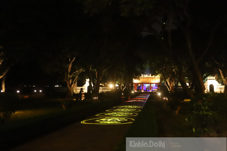 A la entrada, los visitantes se sumergen en los colores y sonidos del espacio de “iniciación”.