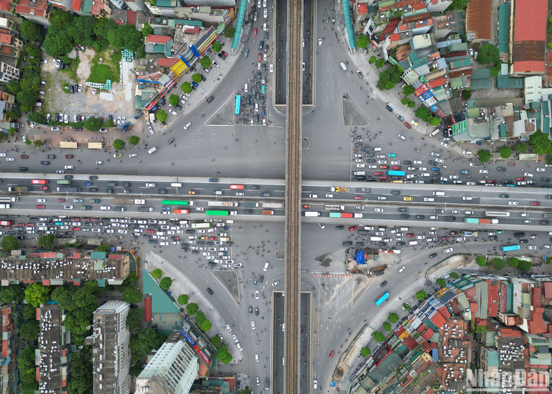 En la intersección multinivel Nguyen Trai-Khuat Duy Tien incluye carreteras, túneles, autopistas elevadas y vías ferrocarriles urbanos, imprimiendo un aire de modernidad a la capital vietnamita. En la intersección multinivel Nguyen Trai-Khuat Duy Tien incluye carreteras, túneles, autopistas elevadas y vías ferrocarriles urbanos, imprimiendo un aire de modernidad a la capital vietnamita.