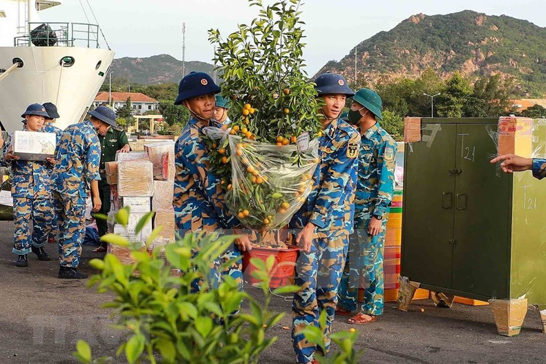 Trasladan regalos del Tet a Truong Sa.