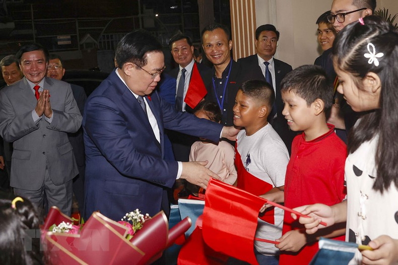 El presidente de la Asamblea Nacional de Vietnam, Vuong Dinh Hue, visitó la Embajada de Vietnam en Bangladés. (Fotografía: VNA) El presidente de la Asamblea Nacional de Vietnam, Vuong Dinh Hue, visitó la Embajada de Vietnam en Bangladés. (Fotografía: VNA)